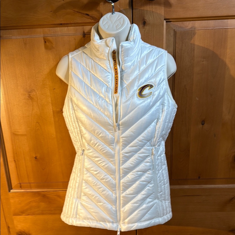 Cleveland Cavaliers, White Quilted Vest with Logo.  Small. Womens. Like NEW!